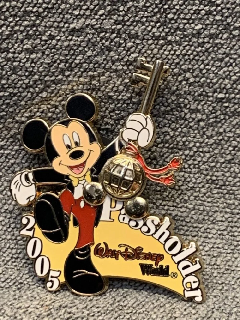 Walt Disney World 2005 Passholder Exclusive Mickey Mouse Trading Pin Key KG